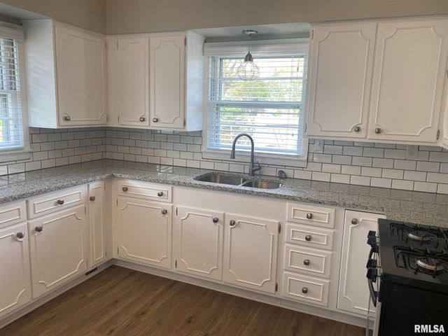 2733 E 18TH Street, Davenport, IA 52803