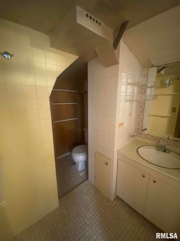 2733 E 18TH Street, Davenport, IA 52803