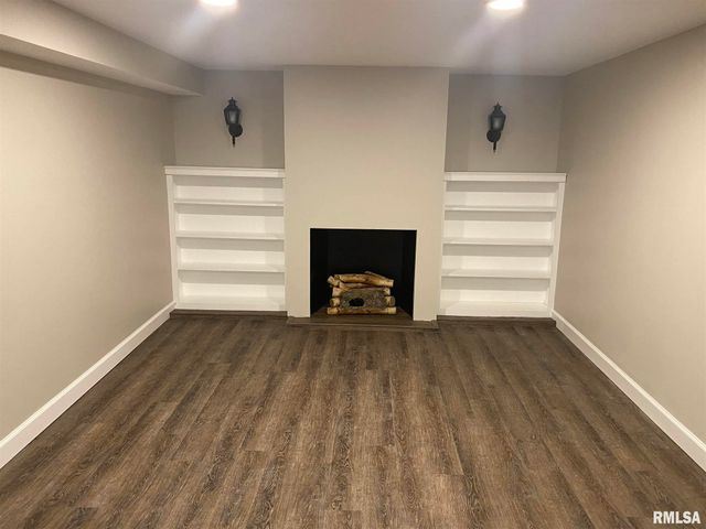 2733 E 18TH Street, Davenport, IA 52803