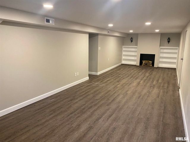 2733 E 18TH Street, Davenport, IA 52803