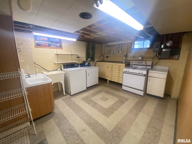 2733 E 18TH Street, Davenport, IA 52803