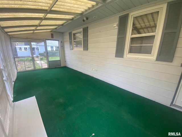 2733 E 18TH Street, Davenport, IA 52803