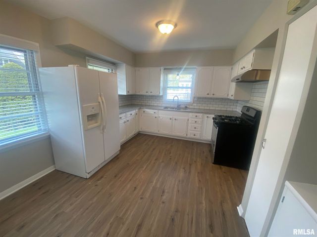 2733 E 18TH Street, Davenport, IA 52803