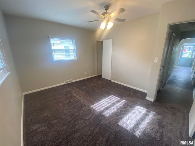 2733 E 18TH Street, Davenport, IA 52803