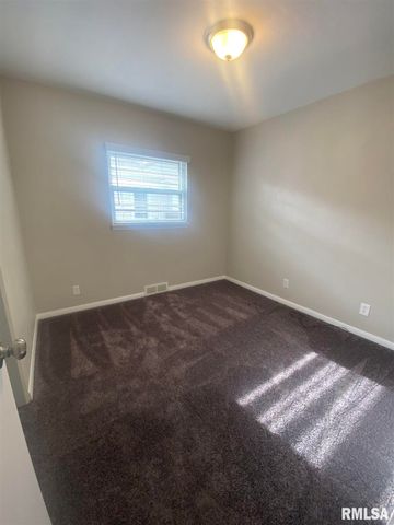 2733 E 18TH Street, Davenport, IA 52803