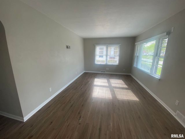 2733 E 18TH Street, Davenport, IA 52803