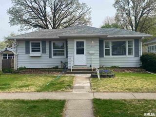 2733 E 18TH Street, Davenport, IA 52803