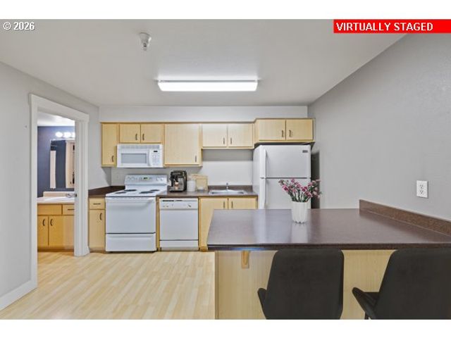 9817 Ne IRVING St 211, Portland, OR 97220