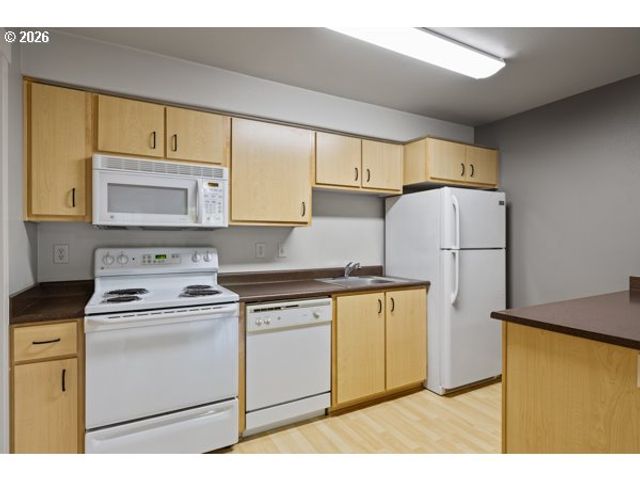 9817 Ne IRVING St 211, Portland, OR 97220