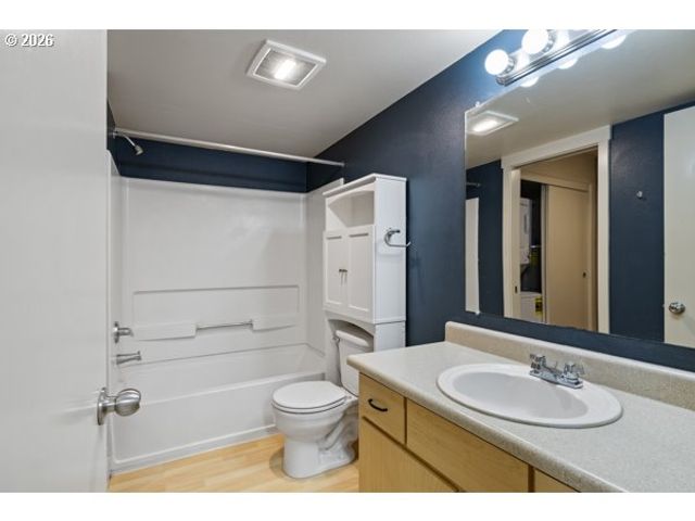 9817 Ne IRVING St 211, Portland, OR 97220