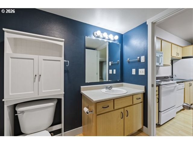 9817 Ne IRVING St 211, Portland, OR 97220