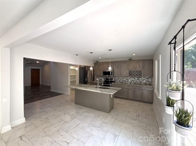 6814 Pence Road, Charlotte, NC 28215