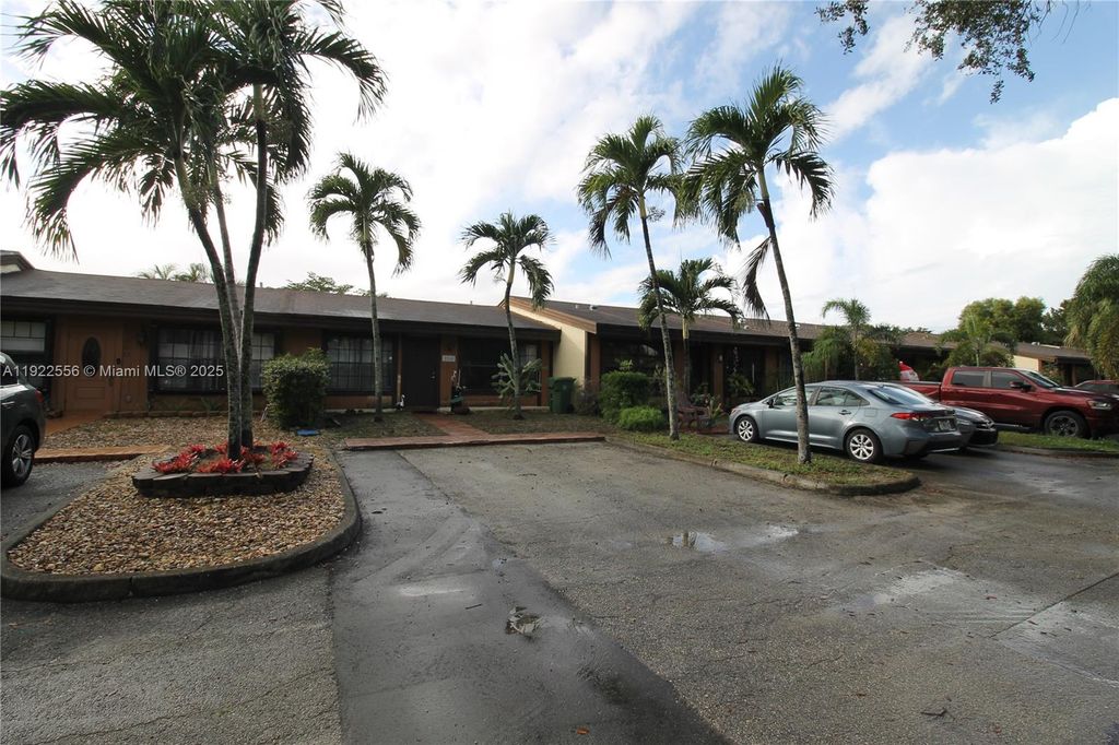 Image 2 of property listing at 2260 Plum Ct, Pembroke Pines, FL 33026