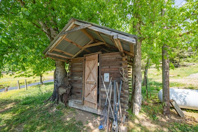 13546 Campbellsville Rd, Lynnville, TN 38472