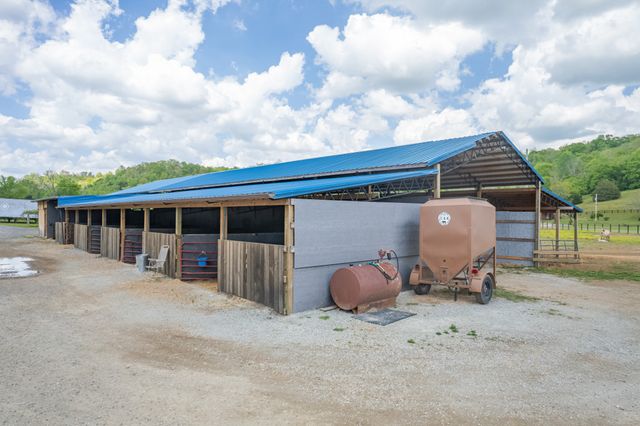13546 Campbellsville Rd, Lynnville, TN 38472