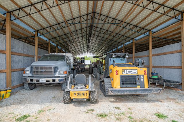 13546 Campbellsville Rd, Lynnville, TN 38472