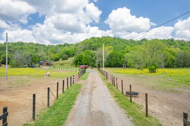 13546 Campbellsville Rd, Lynnville, TN 38472