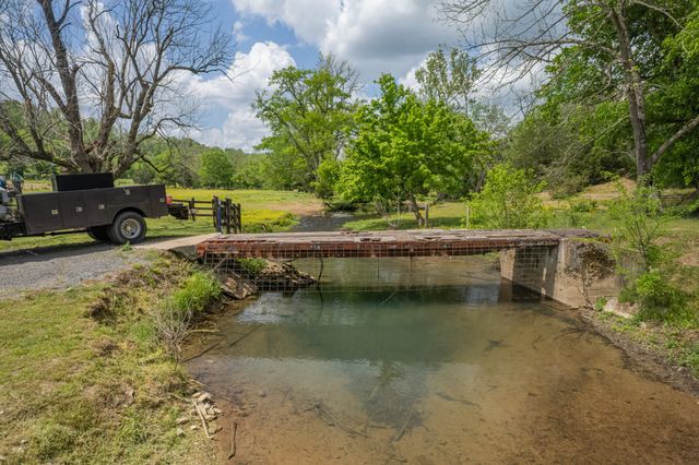 13546 Campbellsville Rd, Lynnville, TN 38472