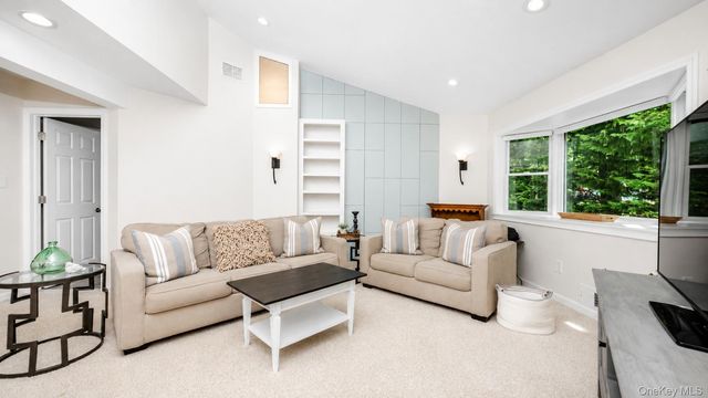 9 Huckleberry Lane, East Setauket, NY 11733
