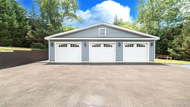 9 Huckleberry Lane, East Setauket, NY 11733
