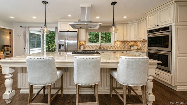 9 Huckleberry Lane, East Setauket, NY 11733