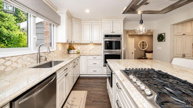 9 Huckleberry Lane, East Setauket, NY 11733