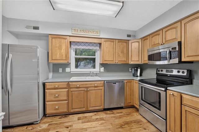140 Raintree Road, Advance, NC 27006