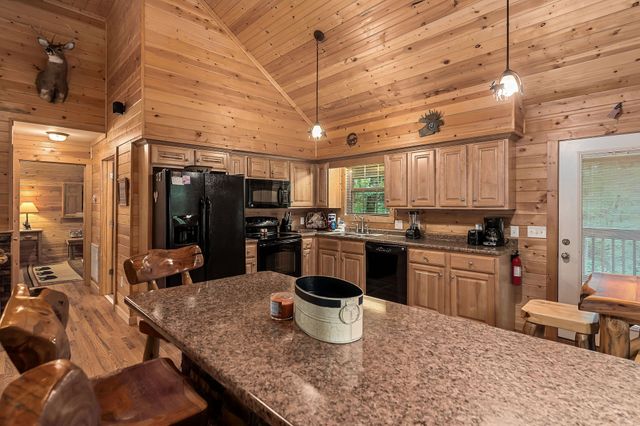 375 Lakeside Dr, Smithville, TN 37166