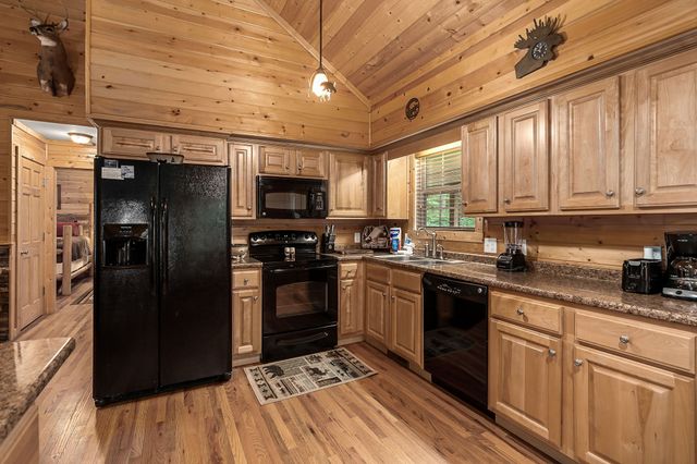 375 Lakeside Dr, Smithville, TN 37166