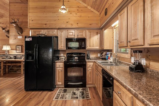 375 Lakeside Dr, Smithville, TN 37166