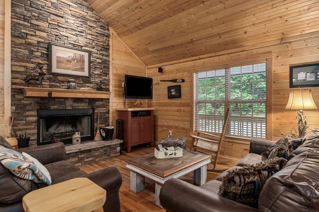 375 Lakeside Dr, Smithville, TN 37166