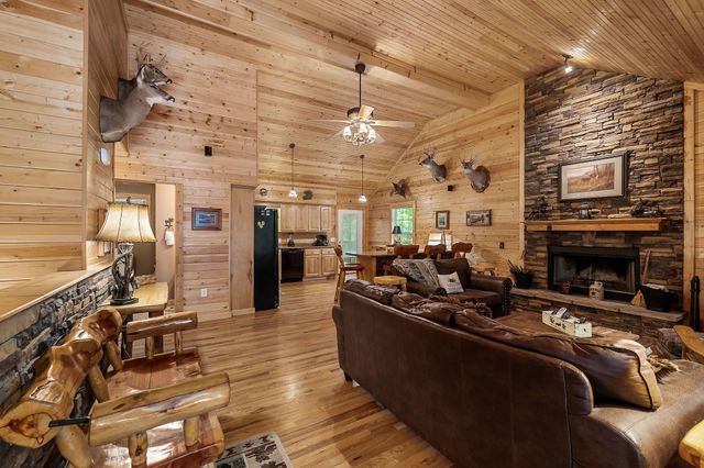 375 Lakeside Dr, Smithville, TN 37166