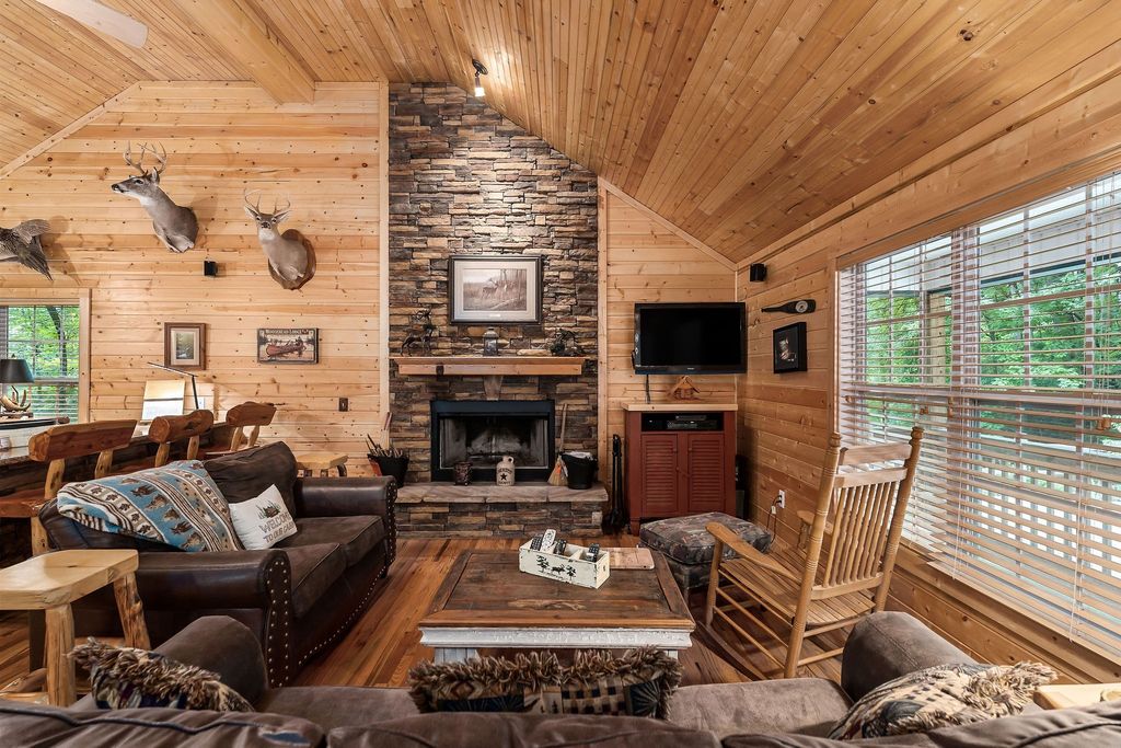 375 Lakeside Dr, Smithville, TN 37166