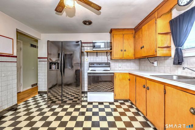 92 Melbourne Court, Naugatuck, CT 06770
