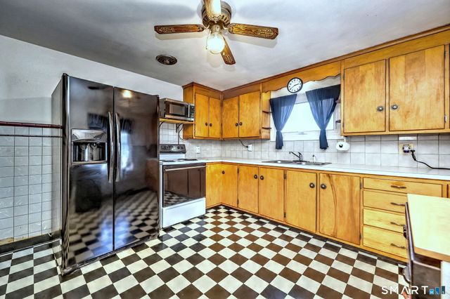 92 Melbourne Court, Naugatuck, CT 06770