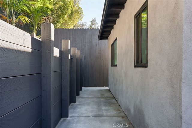 4868 La Roda, Los Angeles, CA 90041