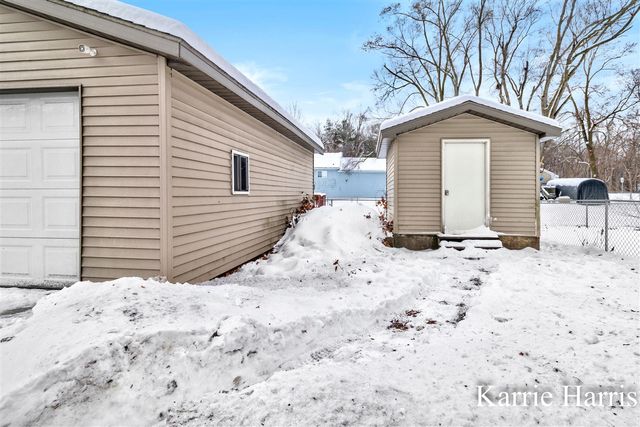 911 E Pearl Street, Greenville, MI 48838