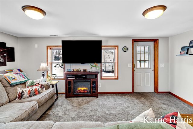 911 E Pearl Street, Greenville, MI 48838