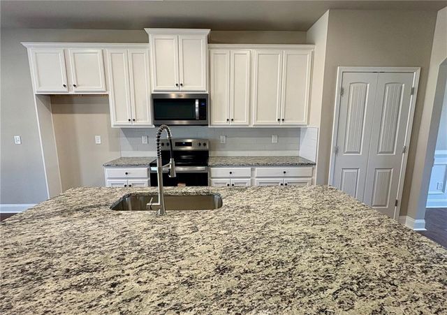1046 Lakeview Oaks Court, Grayson, GA 30017