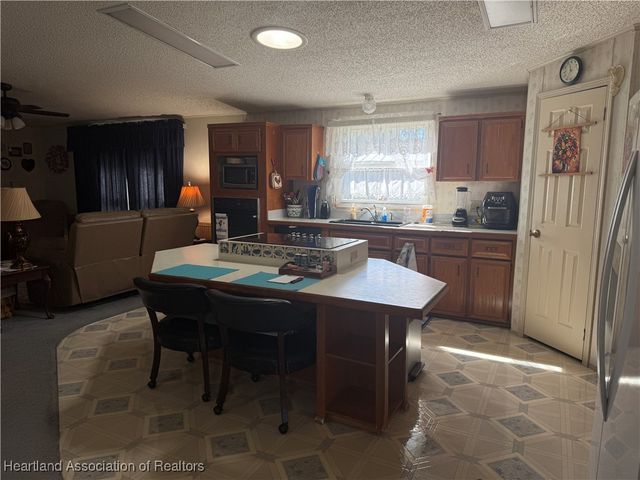 27 Venetian Parkway, Lake Placid, FL 33852