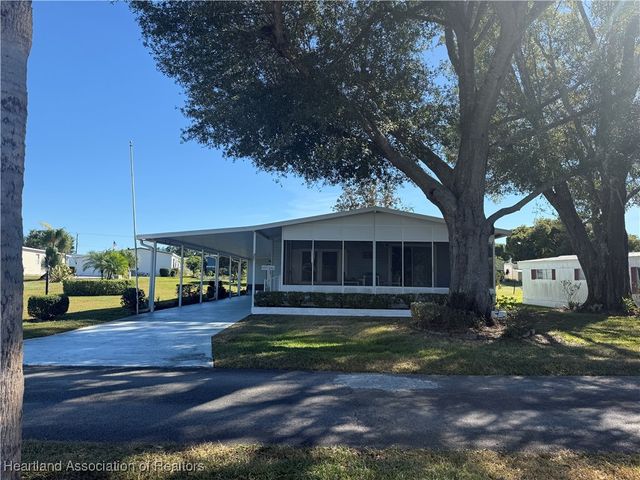 27 Venetian Parkway, Lake Placid, FL 33852