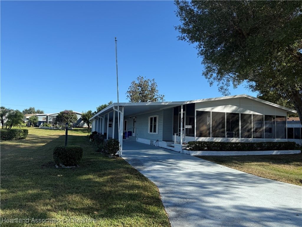 27 Venetian Parkway, Lake Placid, FL 33852