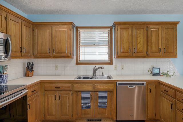 4668 S Warren Road, Springfield, MO 65810