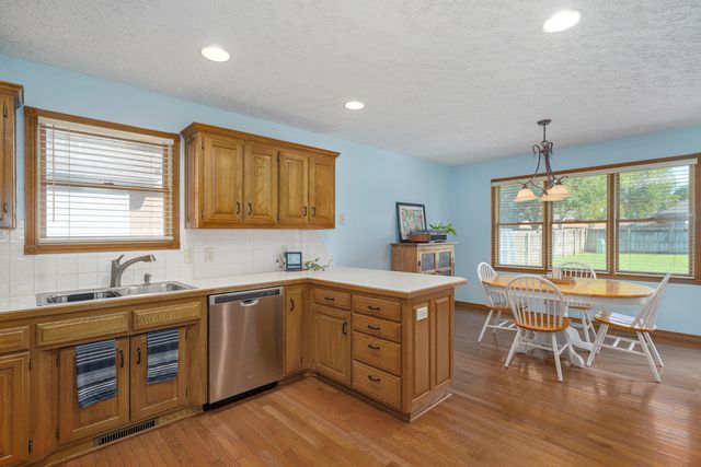 4668 S Warren Road, Springfield, MO 65810