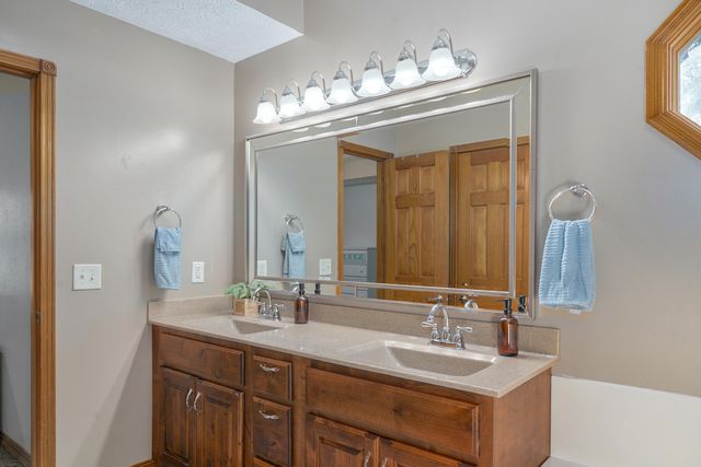 4668 S Warren Road, Springfield, MO 65810