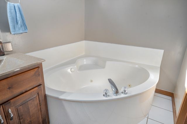 4668 S Warren Road, Springfield, MO 65810