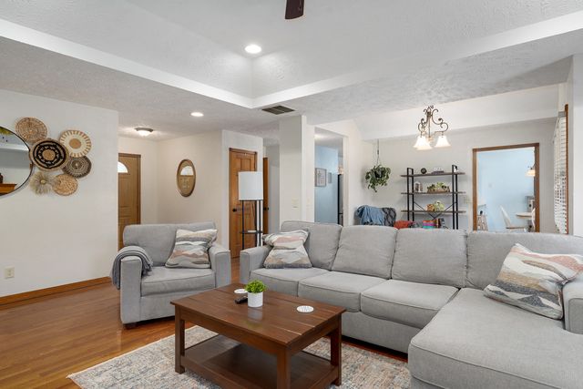 4668 S Warren Road, Springfield, MO 65810