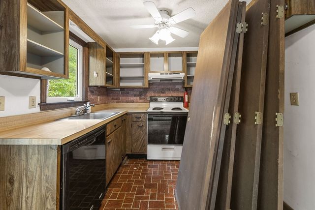11 Shallow Pond Ln, Falmouth, MA 02536