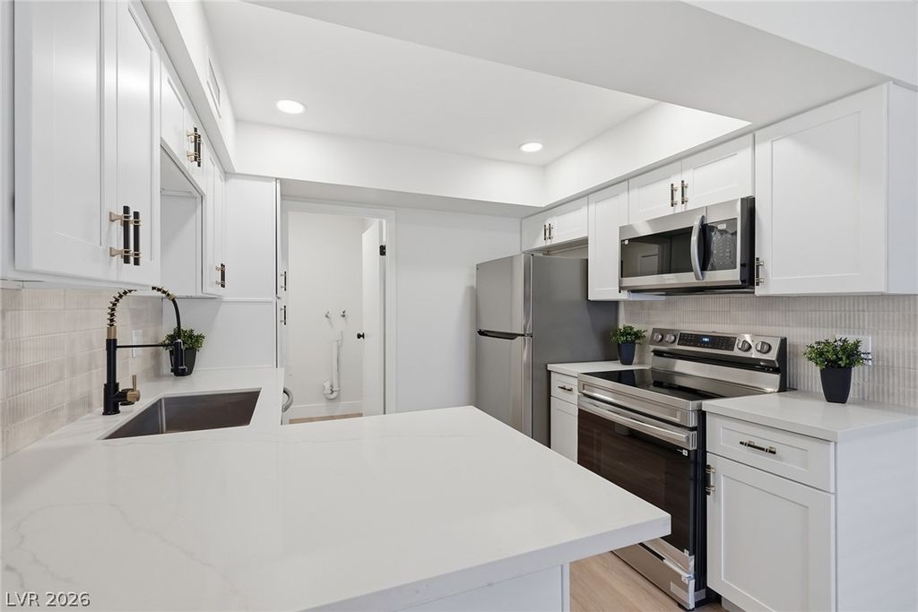3045 Pinehurst Drive B, Las Vegas, NV 89109 — exterior