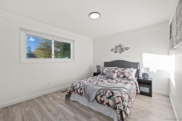 5749 Detroit Street, Dearborn Heights, MI 48125